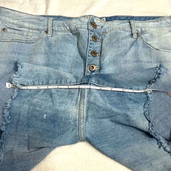 Torrid women’s plus size 22 essential blue jean denim raw hem cozy shorts - Picture 6 of 7